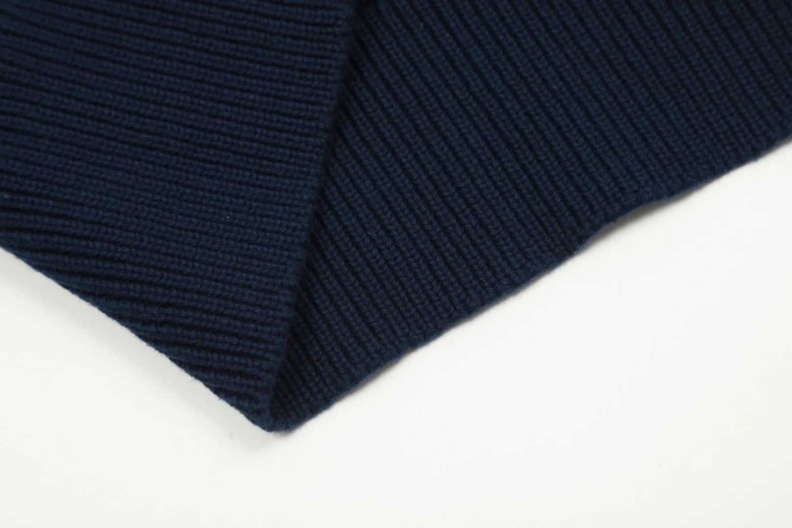 🅿️230 "Top quality" Style number: DS006# [Ralph Lauren round neck solid color pony embroidered logo twist knitted cardigan] ✅Ralph Lauren classic basic versatile knitted cardigan jacket for all seasons ✅Main supplier platform live broadcast Wholesale entity Replacement if out of stock No removal from shelves ✅ZP quality 1:1 version Scan code to enter the GF website Counter quality ✅Detailed quality The only one in Guangzhou Imported quality cotton yarn Focusing on high-end, cost-effective, and good quality. Needless to say, the version is restored to the original version. The maximum size can be worn up to 160 pounds. Loose, comfortable and stress-free. ✅The upper body is simple and easy to match. A must-have for goddess ootd. Good-looking clothes are never picky. A must-have in the goddess’ wardrobe. Size: S-XL. Color: Black, navy, off-white, gray, light blue, light pink, colorful blue, khaki, bright yellow, purple, Chinese red, turquoise green.